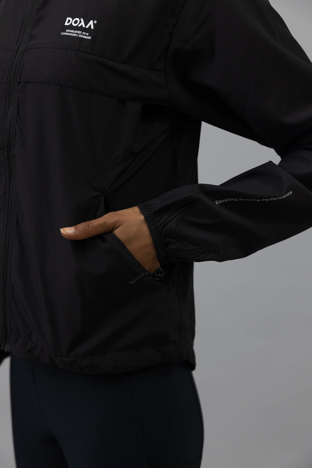 DOXA RUN ApS WNS RERUN MIST HOOD JACKET Jacket Black 02