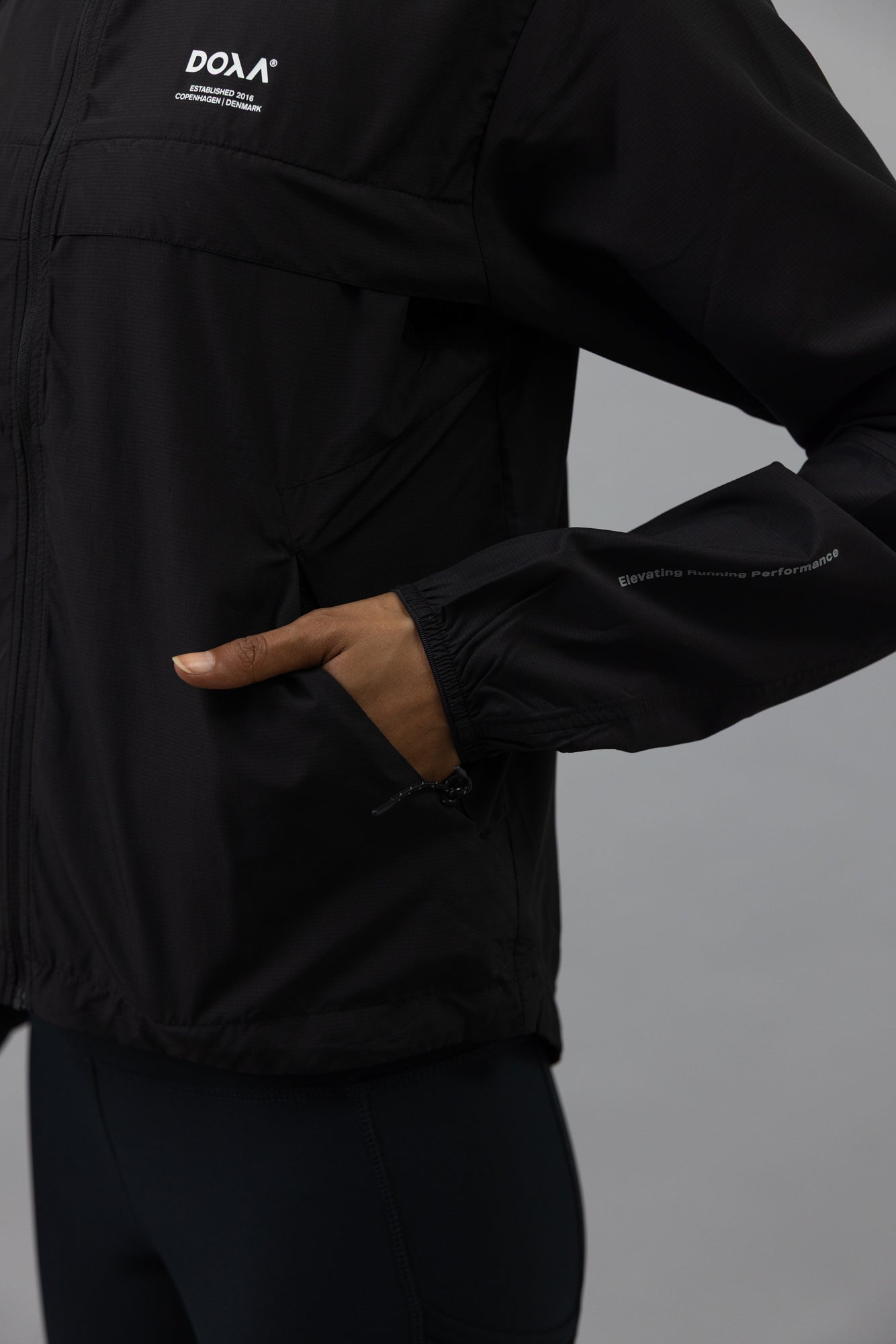 DOXA RUN ApS WNS RERUN MIST HOOD JACKET Jacket Black 02