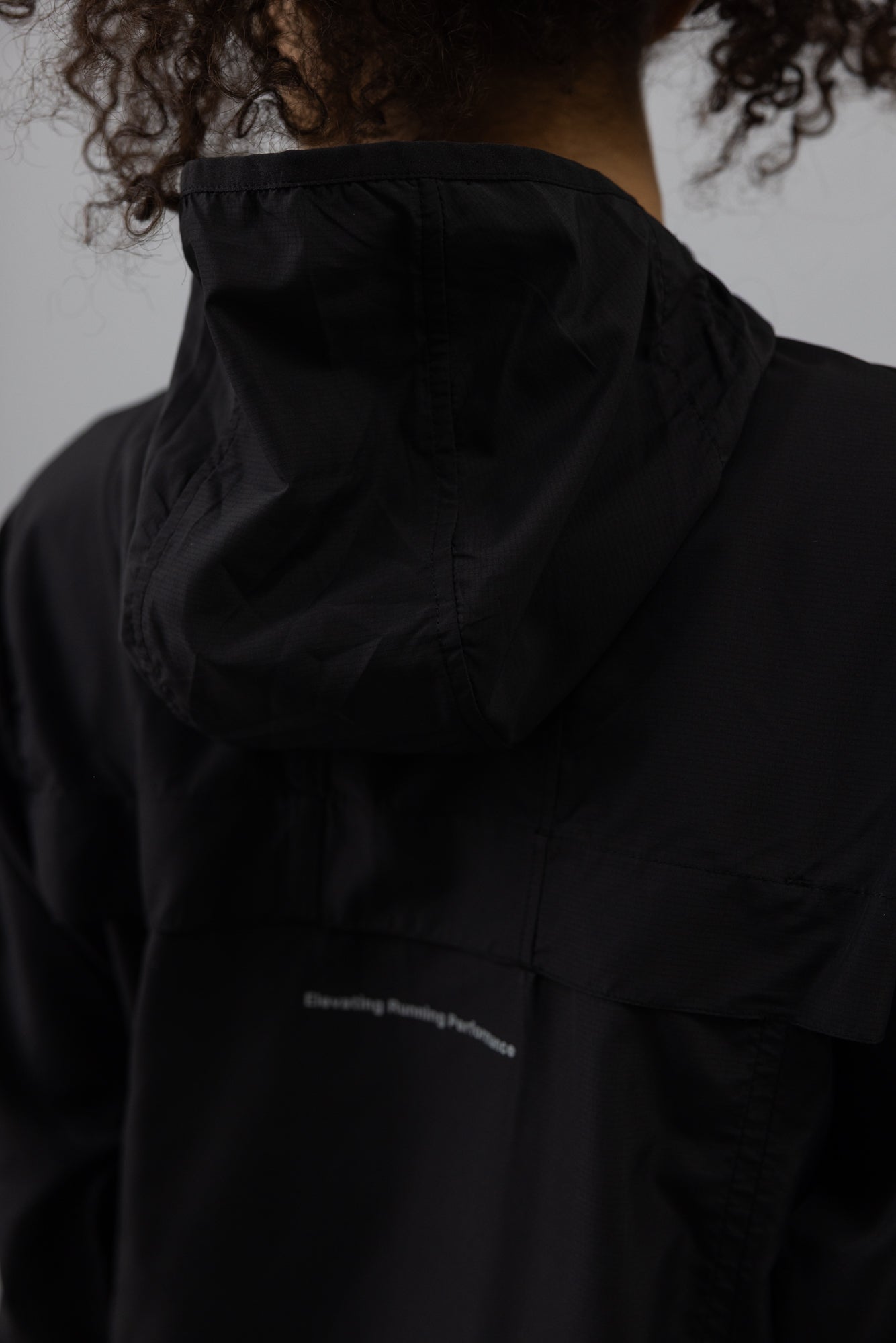 DOXA RUN ApS WNS RERUN MIST HOOD JACKET Jacket Black 02